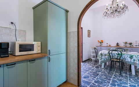 Torre degli Amidei: Flooring, Interieur Ontwerp, Hout, Verdieping, Keuken, Kamer, Meubilair, Verlichting, Cabinetry, Countertop