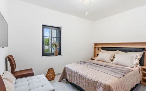 Luxury Retreat Resort: Meubilair, Bed, Interieur Ontwerp, Slaapkamer, Flooring, Verdieping, Muur, Bedding, Kamer, Hout