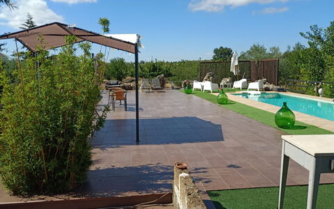 Borgo Incanto: Zwembad, Schaduw, Buitenmeubels, Tuin, Bloempot, Vrije Tijd, Backyard, Landscaping, Stoel