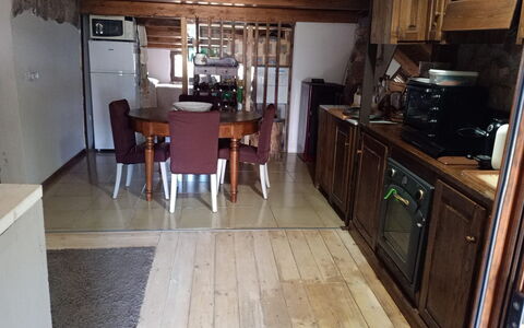 Borgo Incanto: Meubilair, Flooring, Verdieping, Hout, Interieur Ontwerp, Countertop, Kamer, Verlichting, Keuken, Houten Vloer