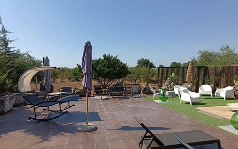 Borgo Incanto: Meubilair, Buitenmeubels, Stoel, Buitentafel, Schaduw, Paraplu, Tuin, Backyard, Werf, Patio