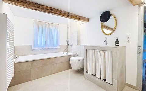 Winterberg: Flooring, Muur, Interieur Ontwerp, Verdieping, Loodgieterswerkinrichting, Badkamer, Bad, Loodgieter, Plafond, Tegel