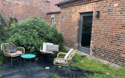 Beeskow 110: Meubilair, Steen, Buitenmeubels, Metselwerk, Struik, Stoel, Tuin, Buitentafel, Backyard, Bloempot