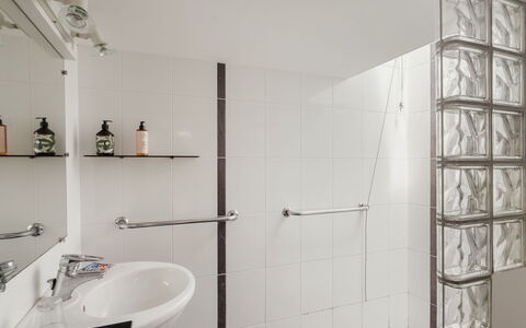Men Gwenn: Interieur Ontwerp, Loodgieterswerkinrichting, Flooring, Loodgieter, Badkamer, Plafond, Tegel, Glas, Ontwerp