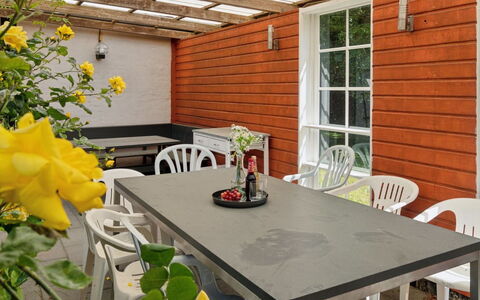 Marit - 1.5Km from the Sea: Dak, Huis, Deur, Verblijf, Schaduw, Siding, Werf, Landgoed, Backyard