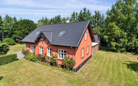 Marit - 1.5Km from the Sea: Dak, Huis, Deur, Verblijf, Schaduw, Siding, Werf, Landgoed, Backyard
