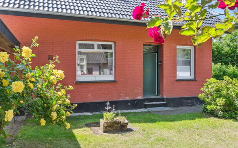 Marit - 1.5Km from the Sea: Dak, Huis, Deur, Verblijf, Schaduw, Siding, Werf, Landgoed, Backyard