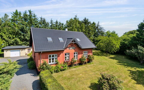 Marit - 1.5Km from the Sea: Dak, Huis, Deur, Verblijf, Schaduw, Siding, Werf, Landgoed, Backyard