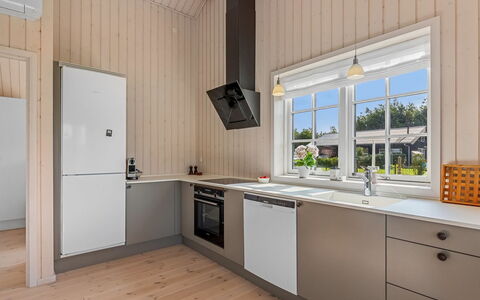 Hellevi - 900M from the Sea: Flooring, Keuken, Hout, Verdieping, Interieur Ontwerp, Toestel Van De Keuken, Countertop, Plafond, Major Appliance, Cabinetry
