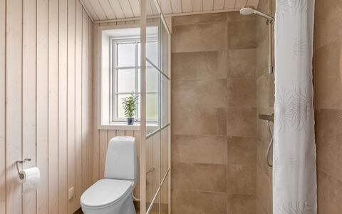 Hellevi - 900M from the Sea: Flooring, Verdieping, Muur, Wc Bril, Hout, Toilet, Loodgieterswerkinrichting, Badkamer, Interieur Ontwerp, Loodgieter