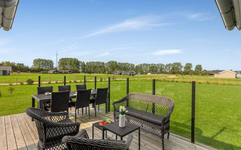Hellevi - 900M from the Sea: Lucht, Land Lot, Buitenmeubels, Stoel, Buitentafel, Gazon, Hardwood, Schaduw, Keuken En Eettafel, Dek