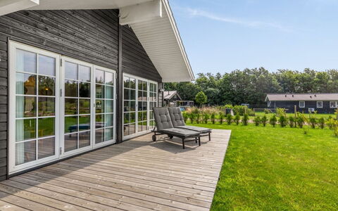 Hellevi - 900M from the Sea: Hout, Huis, Siding, Veranda, Verblijf, Dek, Plank, Tuin, Hardwood, Werf
