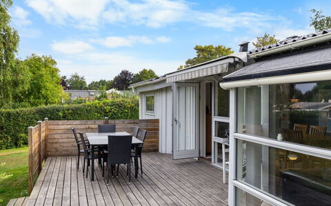 Tanita - 450M from the Sea: Huis, Dak, Huis, Deur, Verblijf, Schaduw, Tuin, Groundcover, Veranda, Werf