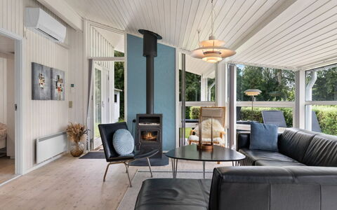 Tanita - 450M from the Sea: Huis, Dak, Huis, Deur, Verblijf, Schaduw, Tuin, Groundcover, Veranda, Werf