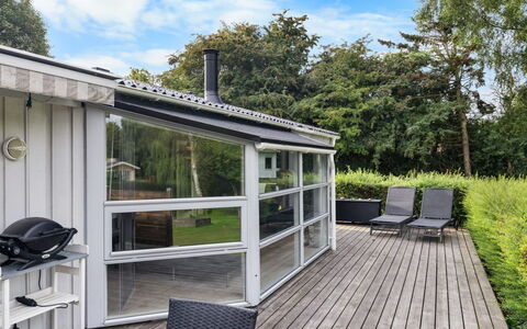Tanita - 450M from the Sea: Huis, Dak, Huis, Deur, Verblijf, Schaduw, Tuin, Groundcover, Veranda, Werf