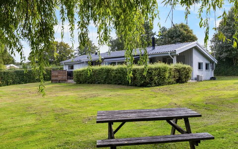 Tanita - 450M from the Sea: Huis, Dak, Huis, Deur, Verblijf, Schaduw, Tuin, Groundcover, Veranda, Werf