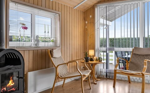 Trifun - 300M from the Sea: Verblijf, Backyard, Werf, Garden Gebouwen, Schuur, Siding, Buitenmeubels, Blokhut, Outdoor Structuur, Keet