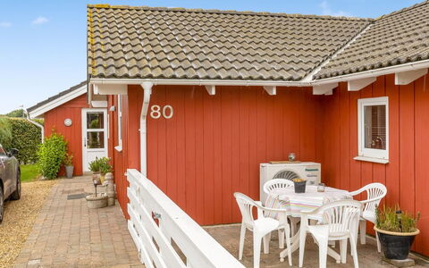 Trifun - 300M from the Sea: Verblijf, Backyard, Werf, Garden Gebouwen, Schuur, Siding, Buitenmeubels, Blokhut, Outdoor Structuur, Keet
