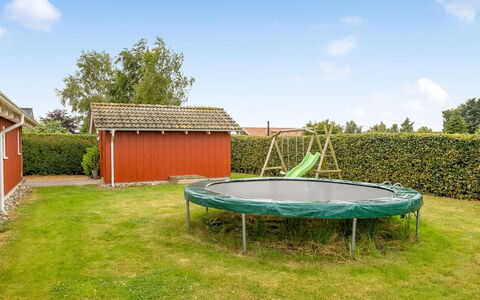 Trifun - 300M from the Sea: Verblijf, Backyard, Werf, Garden Gebouwen, Schuur, Siding, Buitenmeubels, Blokhut, Outdoor Structuur, Keet