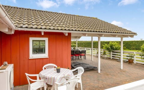 Trifun - 300M from the Sea: Verblijf, Backyard, Werf, Garden Gebouwen, Schuur, Siding, Buitenmeubels, Blokhut, Outdoor Structuur, Keet