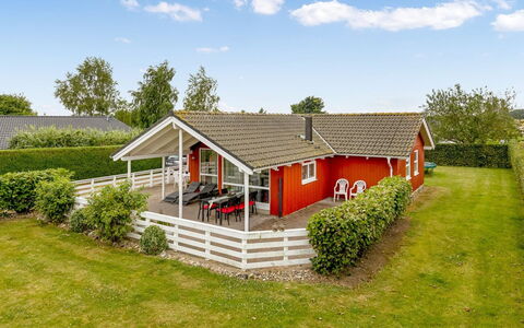 Trifun - 300M from the Sea: Verblijf, Backyard, Werf, Garden Gebouwen, Schuur, Siding, Buitenmeubels, Blokhut, Outdoor Structuur, Keet
