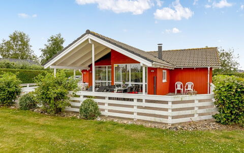 Trifun - 300M from the Sea: Verblijf, Backyard, Werf, Garden Gebouwen, Schuur, Siding, Buitenmeubels, Blokhut, Outdoor Structuur, Keet