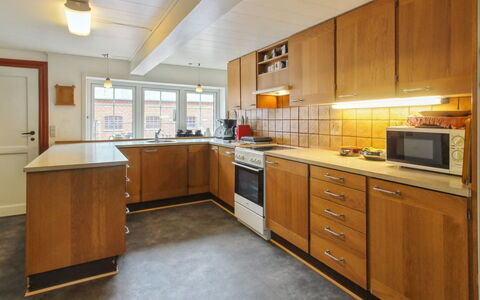 Henrieke - 10Km from the Sea: Keuken, Countertop, Flooring, Toestel Van De Keuken, Cabinetry, Hout, Major Appliance, Verdieping, Interieur Ontwerp, Plafond