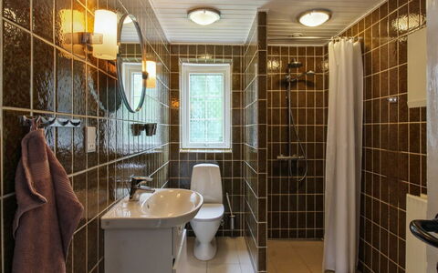 Henrieke - 10Km from the Sea: Badkamer, Loodgieterswerkinrichting, Muur, Wastafel In De Badkamer, Interieur Ontwerp, Flooring, Wastafel, Verdieping, Plafond, Kraan