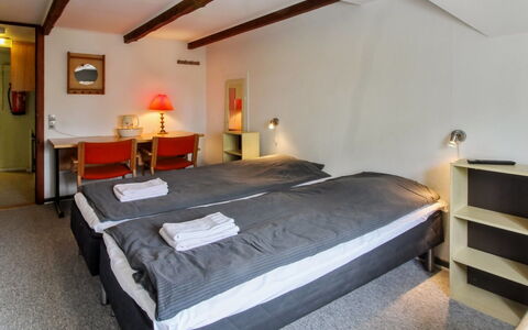 Henrieke - 10Km from the Sea: Slaapkamer, Bed, Bed Frame, Bedding, Laken, Linens, Fotolijst, Hotel, Lamp, Suite