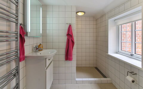 Henrieke - 10Km from the Sea: Muur, Flooring, Loodgieterswerkinrichting, Interieur Ontwerp, Verdieping, Loodgieter, Badkamer, Kraan, Wastafel, Tegel