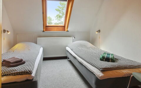 Henrieke - 10Km from the Sea: Slaapkamer, Bed, Hout, Bedding, Laken, Interieur Ontwerp, Verdieping, Bed Frame, Flooring, Meubilair