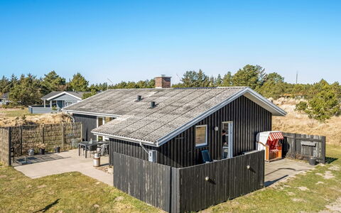 Sinikka - 900M from the Sea: Huis, Dak, Huis, Deur, Verblijf, Schaduw, Tuin, Groundcover, Veranda, Werf