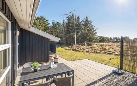 Sinikka - 900M from the Sea: Huis, Dak, Huis, Deur, Verblijf, Schaduw, Tuin, Groundcover, Veranda, Werf