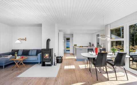 Sinikka - 900M from the Sea: Huis, Dak, Huis, Deur, Verblijf, Schaduw, Tuin, Groundcover, Veranda, Werf