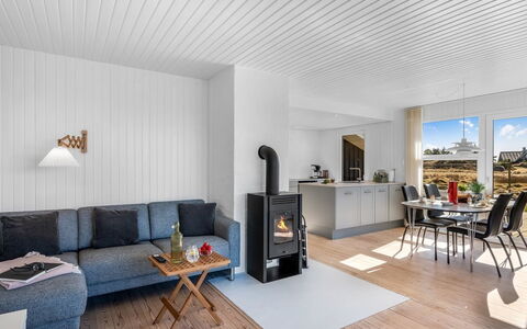 Sinikka - 900M from the Sea: Huis, Dak, Huis, Deur, Verblijf, Schaduw, Tuin, Groundcover, Veranda, Werf