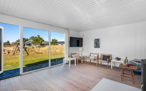 Sinikka - 900M from the Sea: Huis, Dak, Huis, Deur, Verblijf, Schaduw, Tuin, Groundcover, Veranda, Werf