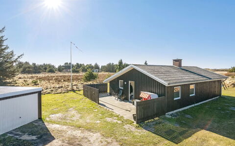 Sinikka - 900M from the Sea: Huis, Dak, Huis, Deur, Verblijf, Schaduw, Tuin, Groundcover, Veranda, Werf