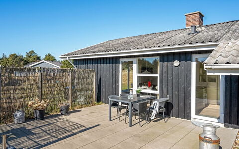 Sinikka - 900M from the Sea: Huis, Dak, Huis, Deur, Verblijf, Schaduw, Tuin, Groundcover, Veranda, Werf