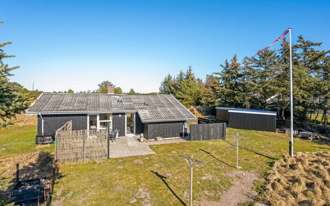 Sinikka - 900M from the Sea: Huis, Dak, Huis, Deur, Verblijf, Schaduw, Tuin, Groundcover, Veranda, Werf