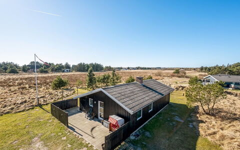 Sinikka - 900M from the Sea: Huis, Dak, Huis, Deur, Verblijf, Schaduw, Tuin, Groundcover, Veranda, Werf