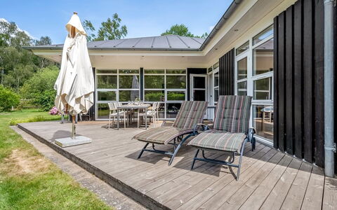 Jyrki - 100M from the Sea: Hout, Huis, Schaduw, Veranda, Dek, Deur, Stoel, Hardwood, Tuin, Landgoed