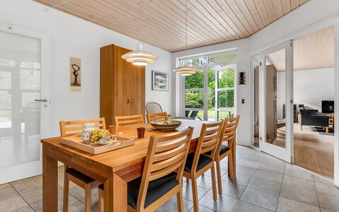 Jyrki - 100M from the Sea: Meubilair, Interieur Ontwerp, Flooring, Verdieping, Hout, Eetkamer, Plafond, Tafel, Stoel, Houten Vloer