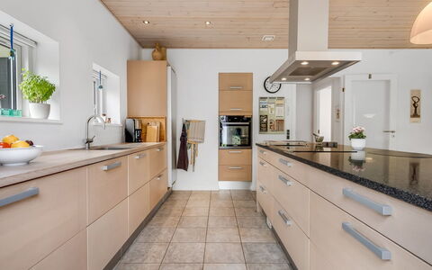 Jyrki - 100M from the Sea: Keuken, Countertop, Cabinetry, Meubilair, Flooring, Interieur Ontwerp, Toestel Van De Keuken, Hout, Verdieping, Lichte Inrichting