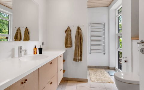 Jyrki - 100M from the Sea: Interieur Ontwerp, Loodgieterswerkinrichting, Flooring, Badkamer, Verdieping, Badkamerkast, Hout, Wastafel In De Badkamer, Wastafel, Plafond