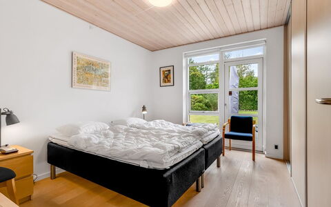 Jyrki - 100M from the Sea: Hout, Interieur Ontwerp, Bed, Slaapkamer, Verdieping, Plafond, Flooring, Meubilair, Huis, Laken