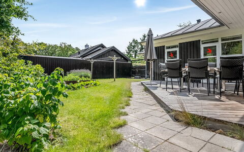 Jyrki - 100M from the Sea: Huis, Dak, Huis, Woongebied, Architectuur, Struik, Tuin, Land Lot, Verblijf, Groundcover