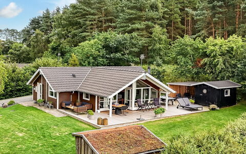 Mieka - 500M from the Sea: Verblijf, Backyard, Werf, Garden Gebouwen, Schuur, Siding, Buitenmeubels, Blokhut, Outdoor Structuur, Keet