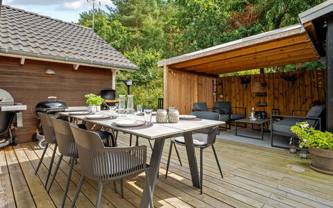 Mieka - 500M from the Sea: Verblijf, Backyard, Werf, Garden Gebouwen, Schuur, Siding, Buitenmeubels, Blokhut, Outdoor Structuur, Keet