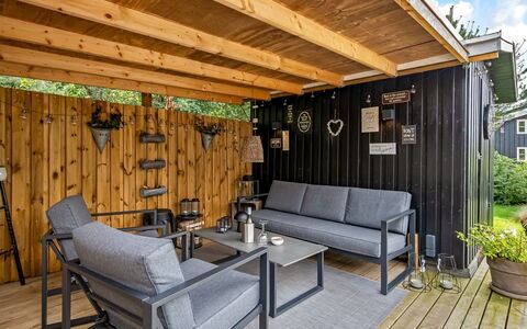 Mieka - 500M from the Sea: Verblijf, Backyard, Werf, Garden Gebouwen, Schuur, Siding, Buitenmeubels, Blokhut, Outdoor Structuur, Keet