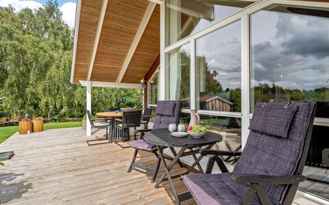 Mieka - 500M from the Sea: Verblijf, Backyard, Werf, Garden Gebouwen, Schuur, Siding, Buitenmeubels, Blokhut, Outdoor Structuur, Keet